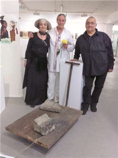 Mary Bauermeister überreichte dieses Kunstwerk der Direktorin des Frauenmuseums Marianne Pitzen und dem Künstler und „Retter“ der Gertrudiskapelle Curt Delander. privat