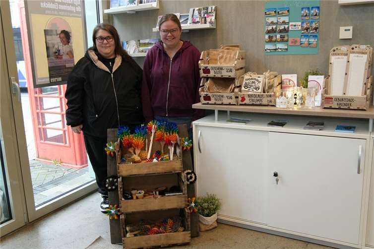 Mary Weber (links) und Christine Grunau aus den Werkstätten und dem Handwerkerzentrum des Heinrich-Hauses präsentieren bei der Übergabe ihre Produkte in der Neuwieder Tourist-Information.  Foto: Melanie Lange