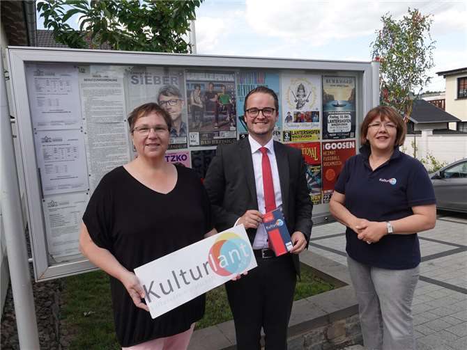 Mary Witsch (v.l.), René Schell und Ulrike Schlösser freute sich über finanzielle Unterstützung durch die Kreissparkasse Ahrweiler. Foto: Weber