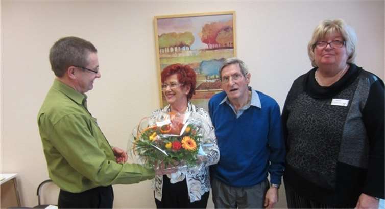 Mary und Reiner Cordier freuten sich über die Überraschung von Pflegedirektor Hermann Josef Bliersbach und seine Mitarbeiterin Monika Adorf. Privat