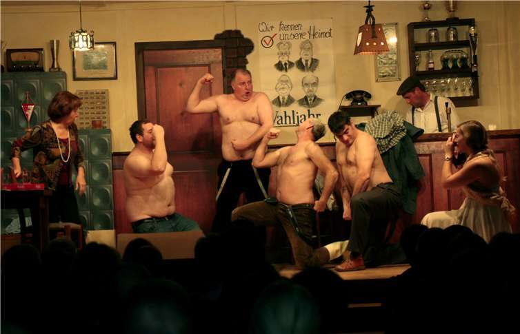 Marylin, die Tänzerin vom Rosaroten Panther, macht Fotosfür ein neues Wahlplakat. Natürlich nicht ohne Hintergedanken