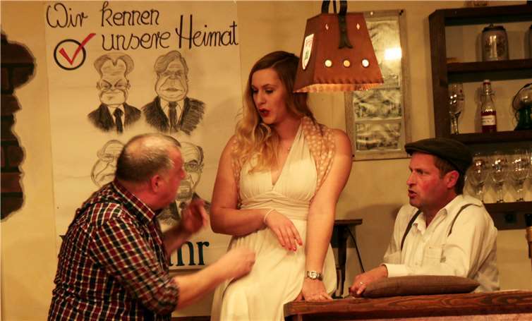 Marylin, die Tänzerin vom Rosaroten Panther,taucht in der Ratstube auf.