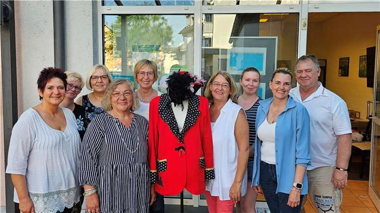 Marzena Wypior (3.v.l.), Sigrid Mücke (4.v.l.), Mona Mierzwa-Bögeholz (2.v.r) und Wolfgang Reisdorff im Kreis der Komitee-Damen. Foto: privat