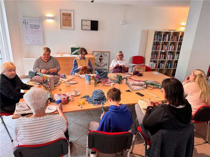 Masche für Masche: Beim ersten Handarbeitstreff in der Dorfmitte wurde gestrickt, gelacht und kreativ gedacht. Foto: Katharina Hange