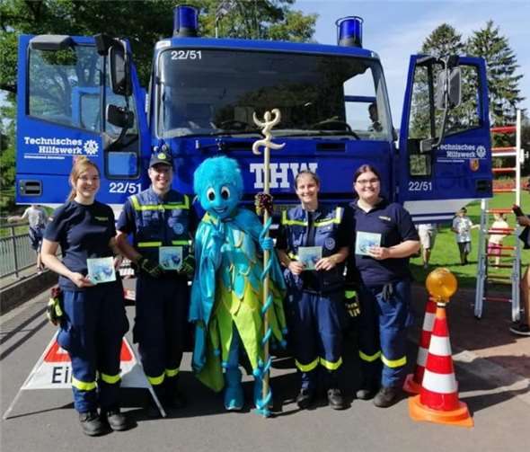 Maskottchen Ahrvin (Mitte) zusammen mit den THW-Helfern.Foto: privat