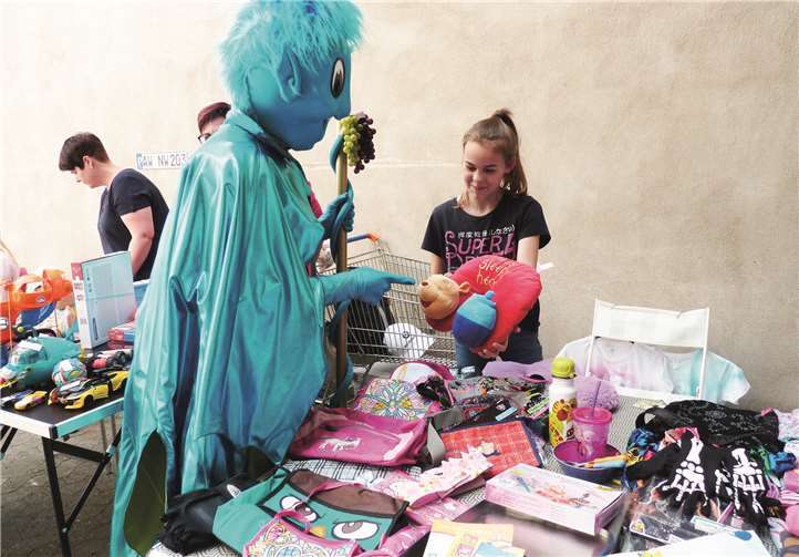 Maskottchen „Ahrvin“ besuchte auch den Stand der elfjährigen Nele aus der Grafschaft.Fotos: FRE