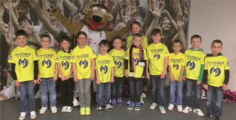 Maskottchen Bonnie und die Kinder in den Katakomben der Arena. privat
