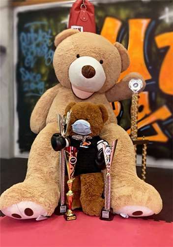 Maskottchen und Trophäen.