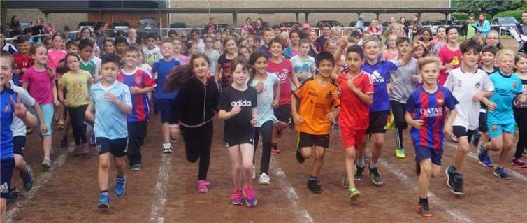 Massenstart in Rheinbrohl – 167 Schülerinnen und Schüler gingen beim Spendenlauf an den Start.