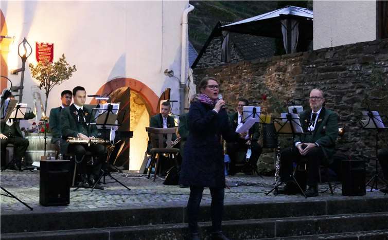 Maßgeblichen Anteil am Gelingen der Veranstaltung hatte der Musikverein und Ralf Dötsch am ePiano, die die Lieder wechselweise begleiteten und Sinje Schmidt-Dötsch als „Frontfrau“, die den Gesang anführte, sodass auf dem Marktplatz ein respektabler Gemeinschaftschor entstehen konnte.