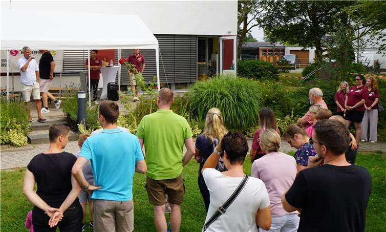 Massimo Portelli von der Summerfield Kids Foundation sprach über das Kinder- und Jugendhospiz Westerwald, das von der Kita Stromberg in einem Spendenlauf unterstützt wurde.  Foto: Stadt Bendorf