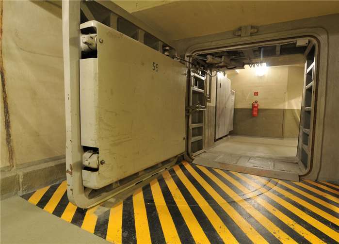 Massive Stahltüren sollten die Menschen im Bunker schützen.