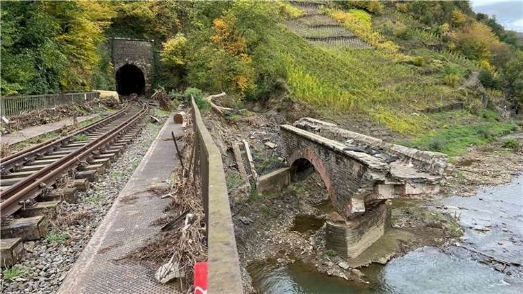 Massive Zerstörungen: Die Flut hat das Schienennetz der Ahrtalbahn in vielen Teilen stark beschädigt. Foto: Ulrich Stumm