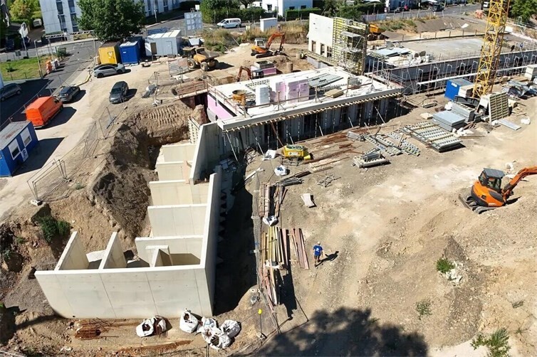 Massives Fundament auf dem Gelände macht die Fortschritte des Projekts sichtbar.
