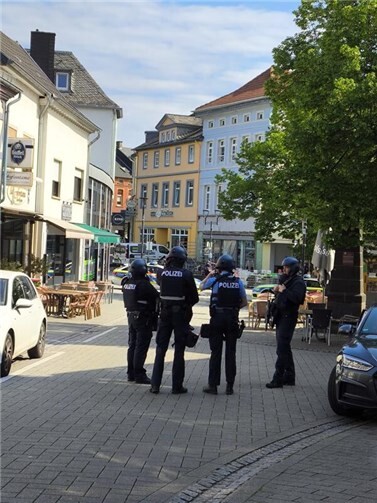 Massives Polizeiaufkommen in der Sinziger Innenstadt.  Fotos: SVM