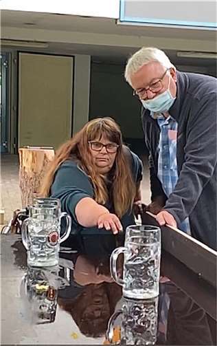 Maßkrugschieben.Foto: privat