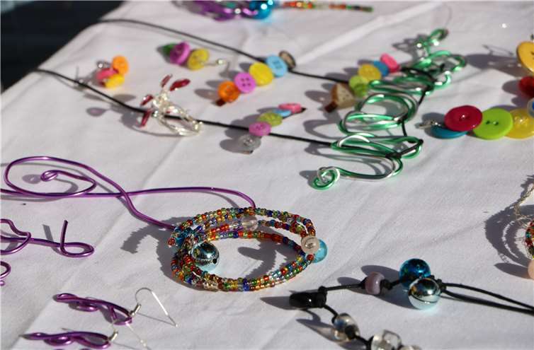 Materialien wie Aludraht, Sicherheitsnadeln, Glas- Holz – und Metallperlen kamen zum Einsatz.