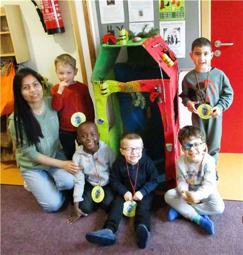 Materialien wie Stöcke, Steine, Pappkarton und recycelte Gegenstände aus dem Kindergarten sowie dem Außengelände wurden genutzt. Foto: Christiana Scheffe