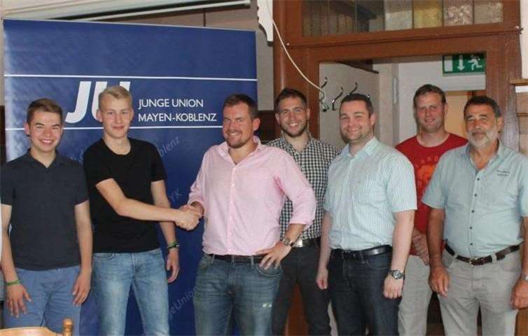 Maternus Dötsch (3.v.l.) wird sich als neuer Vorsitzender nun den Amtsgeschäften widmen, um die sich vorher Christian Comes (4.v.l.) mit seinem Team kümmerte.  Daniel Faber