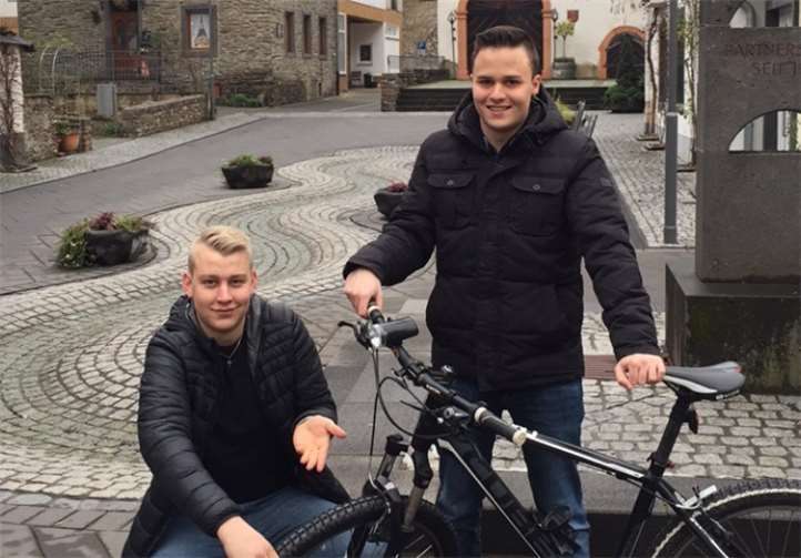 Maternus Dötsch und Sebastian Schwunn symbolisch mit Fahrrad im Koberner Ortskern.Foto: Ingo Domink