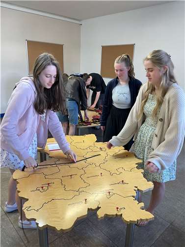 Mathematik macht glücklich – strahlende Schüler am Gymnasium Calvarienberg.  Foto: Dr. Annette Gies