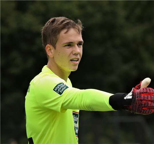 Matheo Raab, der bereits mit 16 Jahren bei den Eisbachtaler Sportfreunden im Seniorenbereich debütierte, unterschrieb am Donnerstag einen Profivertrag beim 1. FC Kaiserslautern. Foto: SF Eisbachtal/Egenolf