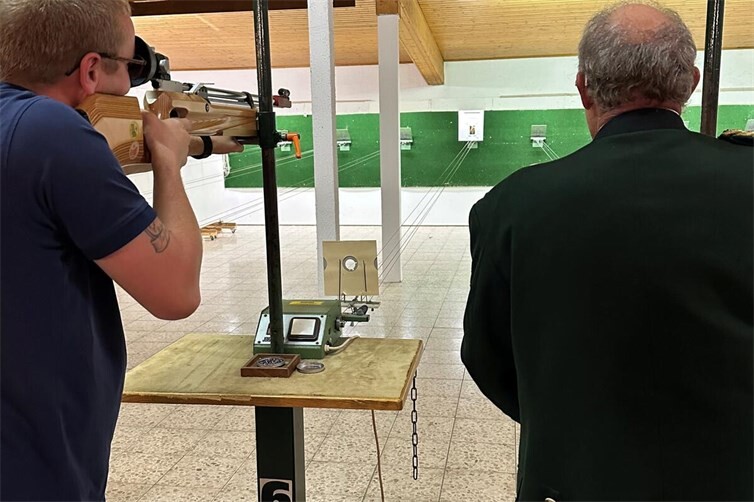 Mathias Breitbach beim entscheidenden Schuss: Der Beller wurde 1. Bürger-Schützen-König der Verbandsgemeinde Mendig. 
