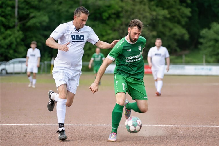 Mathias Iserhardt (r.) im Duell mit Bekim Jasigi