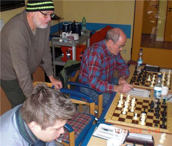 Mathias Koslowski, Wolfgang Kutznerund Erwin See (von links) konnten punkten. Fotos: Schachclub