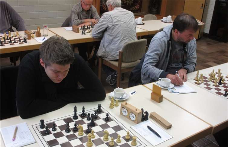 Mathias Koslowski spielte Remis, Wolfgang Fink gewann seine Partie (von links).privat