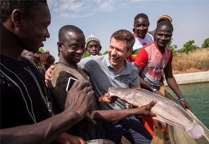 Mathias Mogge, Generalsekretär der Welthungerhilfe, besucht ein Fischzuchtprojekt in dem Dorf Somankidi Village, Mali. Foto: pilar@welthungerhilfe