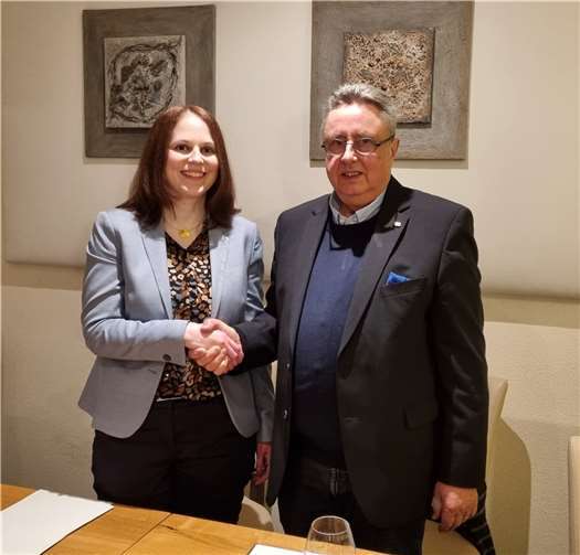 Mathias Müller gratuliert Sonja Bräuer zur Nominierung.  Foto: privat