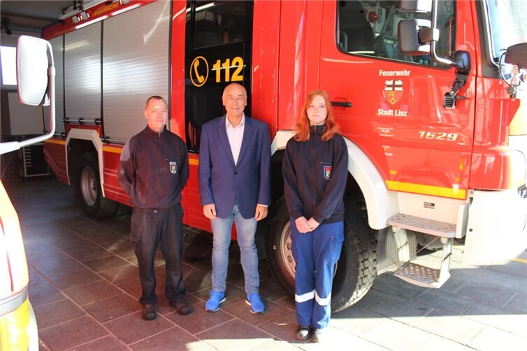 Mathias Plouska und Detlef Nonnen begrüßen Jule Ockenfels im Feuerwehrhaus in Linz