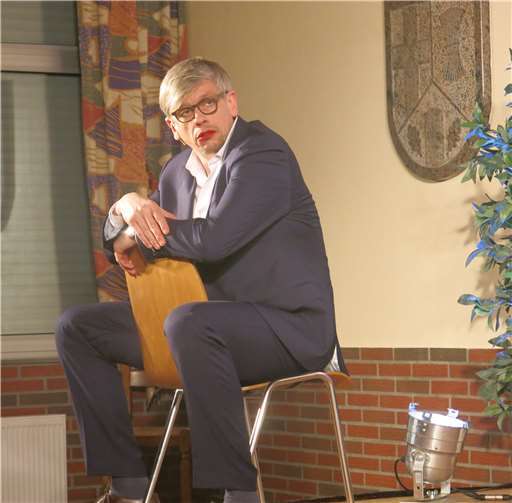 Mathias Tretter at his best.Ein aufregendes Bühnenbild braucht er nicht, er ist aufregend genug. Auch als „Ansgar Müller-Reifenstein“ bei seiner Parteitagsrede (oben).Fotos: -TH-