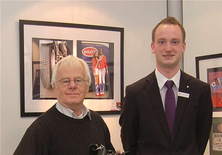 Mathijs Langkemper (li.) zusammen mit dem Kundenberater Stefan Schmitt, anlässlich der Eröffnung der Ausstellung in der Geschäftsstelle.  Privat