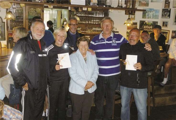 Mathilde Henning und Heinz-Werner Hünermann mit G. Schäfer in der Mitte und flankiert von den Vorstandsmitgliedern Heinz-Günter Reffgen und Hans-Werner Remy.
