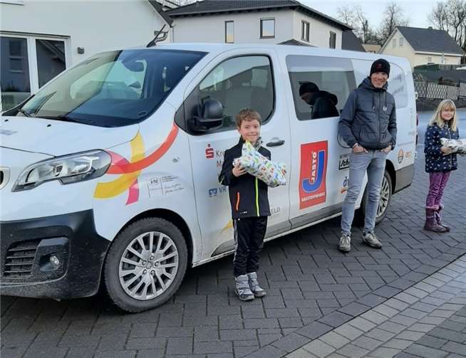 Matilda und Jannis- zwei der drei Enkelkinder von Anneliese Müller - mit Jugendpfleger Thomas Geisen.Foto: privat