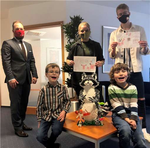 Matteo Seninger (v.r.) und sein Bruder Marlon (v.l.) aus Mendig freuen sich gemeinsam mit den beiden Lego-Masters Gewinnern Annalena Rohr und Felix Geisbüsch (Mitte und rechts) sowie KSK Vertriebsleiter Stefan Weber über den tollen Gewinn beim diesjährigen Weltspartagsgewinnspiel der Kreissparkasse Mayen.Foto: Kreissparkasse Mayen