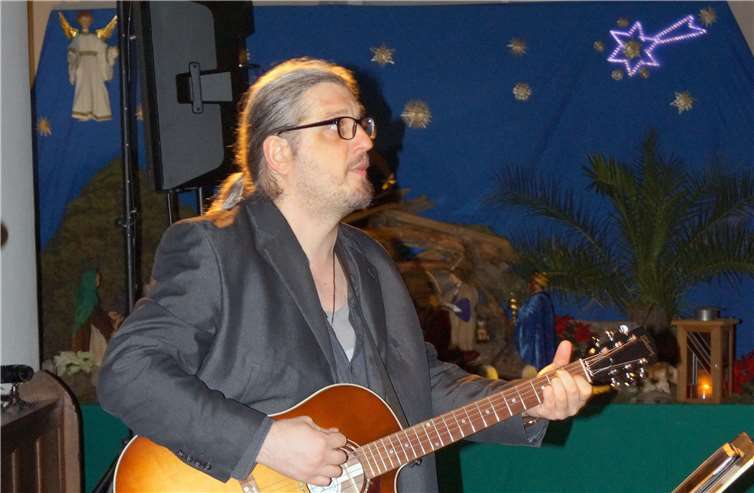 Matthäus Huth dirigiert den Chor, spielte aber auch im Konzert Gitarre.