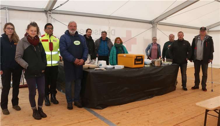 Matthias Baden, Pastoralreferent aus Bad Kreuznach (links; schwarze Jacke), James Clifton Stones, der sich als kompetenter Allrounder erwiesen hatte (Mitte; graue Jacke) und Mechthild Peters, Seelsorgerin im Mayener Krankenhaus (rechts; blaue Jacke), nahmen im Rahmen eines Grillfestes von den Bewohnerinnen und Bewohnern des Wohndorfes in Mendig Abschied. Mit auf dem Foto sind unter anderem Mitarbeiterinnen und Mitarbeiter des Arbeiter-Samariter-Bunds (ASB).  Foto: Elvira Bell