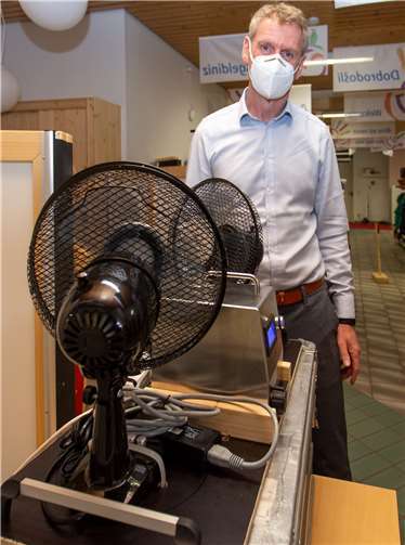 Matthias Baun konzipierte ein Luftreinigungssystem für die Kita Sonnenschein. Ventilatoren verteilen ein Test-Aerosol im Flur der Kita.