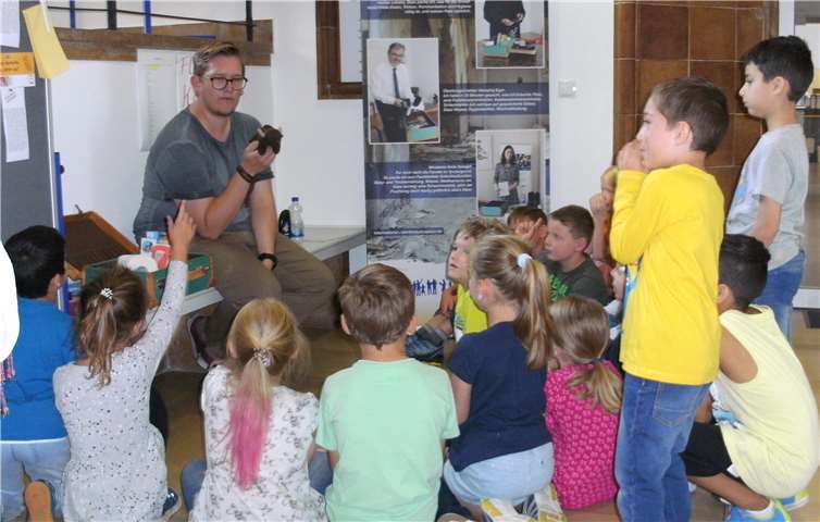 Matthias Beer erläuterte den Kindern die Einzelheiten der Ausstellung. privat