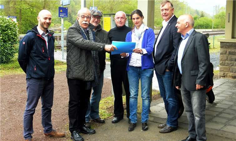 Matthias Bertram (Zweiter von links), Karl-Heinz Kreuzberg (Dritter von links) und Rolf Deissler (Zweiter von rechts) überreichen das Konzept zur Verbesserung der Ahrtalbahn an die Kreistagsmitglieder Ulrich van Bebber (Vierter von links) und Christina Steinhausen. Mit dabei sind die Vertreter der FDP in Altenahr, Sebastian Czernik und Berthold Phiesel.Foto: privat