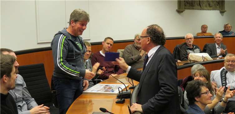 Matthias Busenkell wurde von Oberbürgermeister Achim Hütten für seine nahezu lebenslange Treue zum Turnerbund, seine sportlichen Erfolge und sein herausragendes Engagement ausgezeichnet.