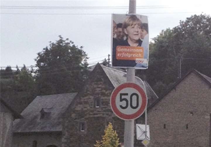 Matthias Denn aus Sinzig-Westum war für uns als BLICKARAZZI in Glees (Nähe Laacher See) unterwegs und entdeckte noch am 9. Oktober 2013 ein Plakat von Angela Merkel.