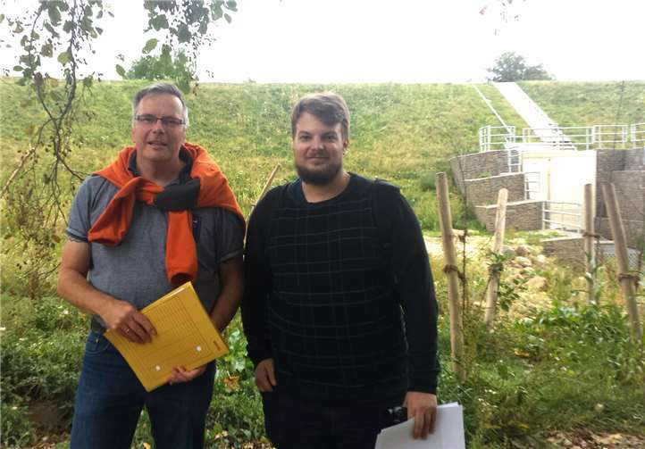 Matthias Frank und Michael Eiden am Regenrückhaltebecken Nierendorf. privat