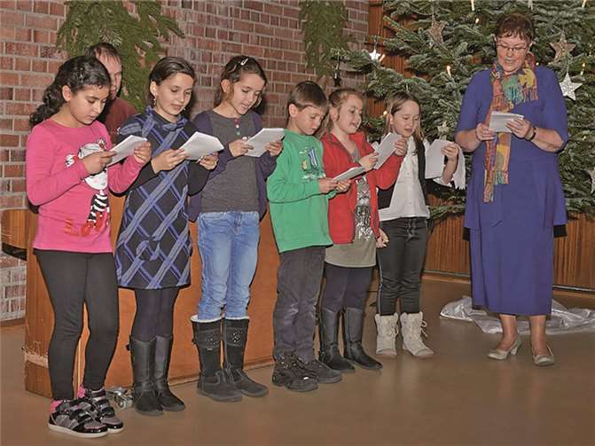 Matthias Gampe (Klavier) mit der AG-Kinderchor der Grundschule Bad Neuenahr. privat