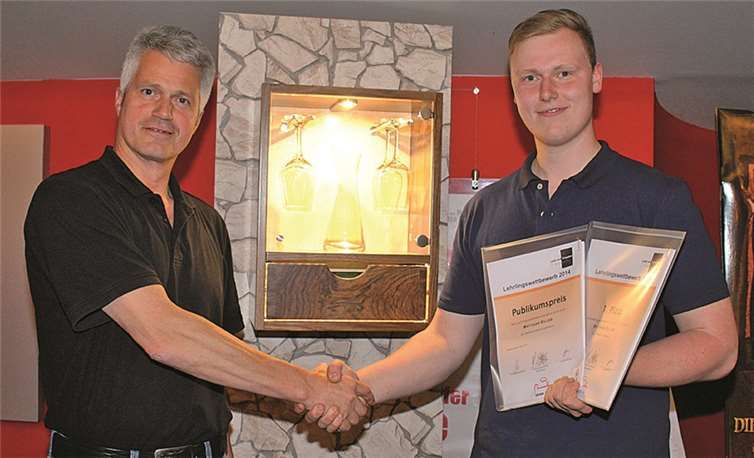 Matthias Gilles freut sich zusammen mit seinem Ausbilder Bernhard Vallendar über seinen Sieg beim Leistungswettbewerb. Fachverband Leben Raum Gestaltung