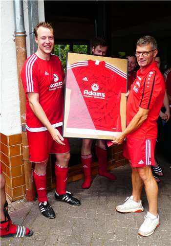 Matthias Gros überreicht ein Trikot an den scheidenden Trainer Mario van Elkan (r.). privat