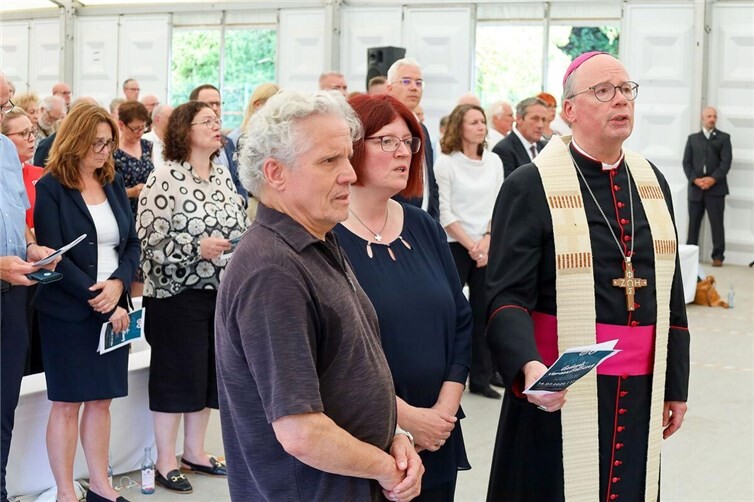 Matthias Grüll (vo.) von der evangelischen Kirche, Gemeindereferentin Manuela Kremer-Breuer (Mitte) und der Trierer Bischof Dr. Stephan Ackerman (re.) feierten in dem gut gefüllten Mehrzweckzelt in Altenburg anlässlich des fünften Jahrestages der Flutkatastrophe im Ahrtal einen Gottesdienst.